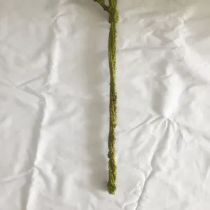 Dettaglio ramo di fiore artificiale, materiale in schiuma morbida, verde, ideale per composizioni.
