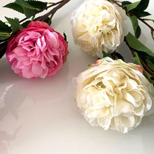 Primo piano di fiori di peonia in seta artificiale, elegante decoro floreale rosa e crema casa.