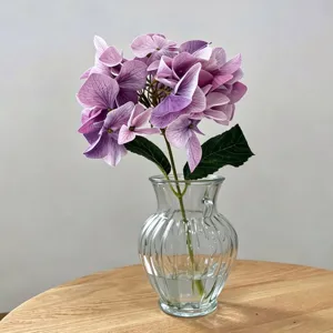 Ortensia artificiale a stelo singolo con vaso in vetro, elegante fiore primaverile per arredo.