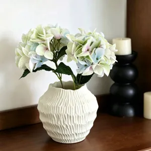 Fiori di ortensia artificiali in vaso di ceramica bianca testurizzata per la casa