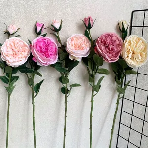Dettaglio del ramo di fiori di rosa artificiale, decorazione floreale realista per matrimonio.