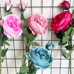 Dettaglio di fiore finto rosa peonia artificiale per matrimoni a casa composizione floreale.