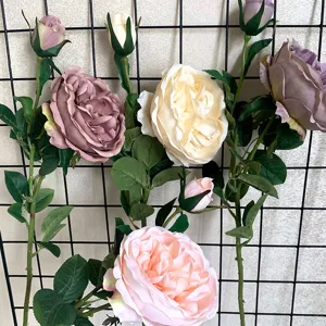 Dettaglio del ramo di fiori di peonia rosa artificiale, bellissima decorazione per casa.