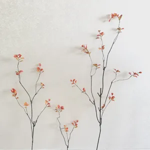 Gedetailleerd overzicht van kunstmatige herfstesdoornbladtakken, perfect voor decoratie.
