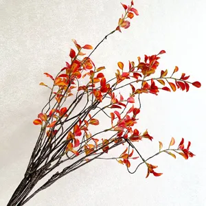 Close-up van kunstmatige herfst esdoornbladeren takken perfect voor hotel decoratie.