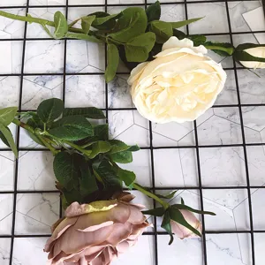Vista dettagliata fiori rose peonie artificiali ramo singolo decorazione matrimonio.