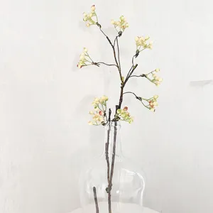 Nahaufnahme Detailaufnahme des künstlichen weißen Beerenblumenzweigs in Vasendekor.