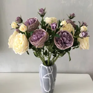 Bouquet di fiori artificiali rose peonie in vaso di ceramica grigia per decorare.