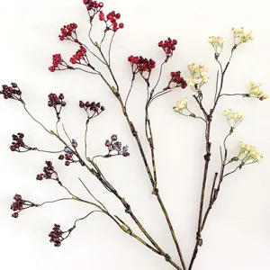 Nahaufnahme von künstlichen Schaumbeeren Zweigen, ideal für Blumenschmuck und Innendekoration.