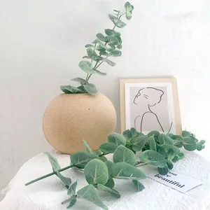 Detailansicht künstlicher Eukalyptus-Geldblatt-Zweig, ideal für Heim- und Blumendekoration.