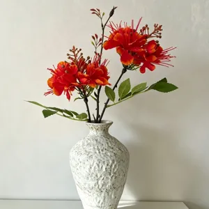 Künstlicher flamboyant Blumenstrauß mit weißer Keramikvase für Heimdekoration Tischdekoration.