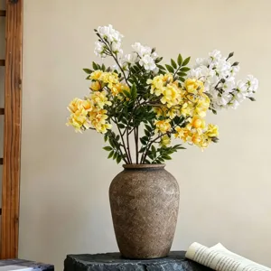 Bouquet di fiori artificiali con vaso in ceramica per decorazioni di matrimoni e interni.