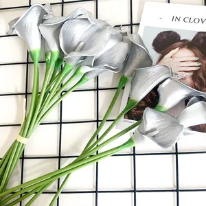 Detailopname van een bos kunstmatige PU-calla-lelies met zilveren bloemen en groene stelen.