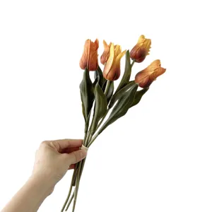 Mazzo di tulipani artificiali vintage autunno, fiori finti per decorazione di nozze.
