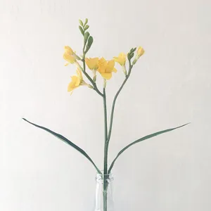 Stelo di fiore di fresia gialla artificiale pianta finta decorazione nozze tavola