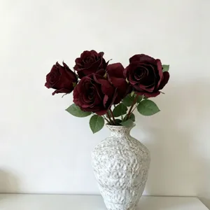Künstliche Rosen in Keramikvase, elegante künstliche Blumensträuße für Heimdekoration und Party.