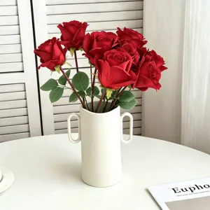 Künstlicher roter Rosen Blumenstrauß in weißer Keramikvase für Heimdekoration Hochzeit.