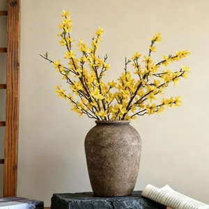 Künstliche Forsythie gelbe Blumen in rustikaler Keramikvase Heimdekoration Blumen