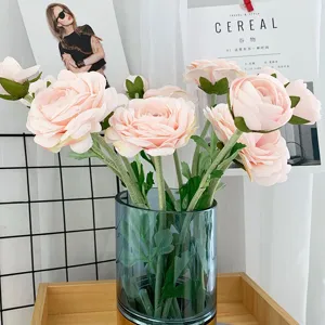 Künstlicher rosa Ranunkeln Blumenstrauß in Glasvase für schöne Heimdekoration Tisch