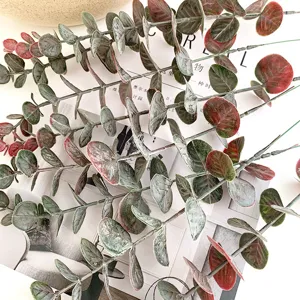 Primer plano detallado de ramas de eucalipto artificiales, planta verde para decoracion.