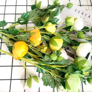 Rami di ranuncoli artificiali fiori finti composizione per decorazione casa matrimonio.