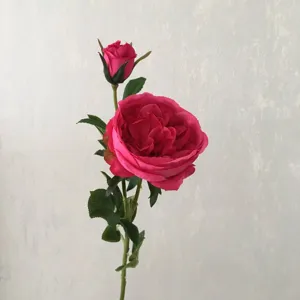 Dettaglio di un singolo ramo di rosa artificiale con bellissimi petali e foglie verdi