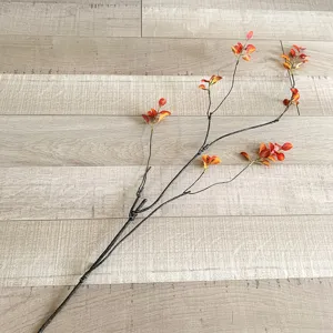 Detailopname van kunstmatige herfstbladeren tak imitatie plant decoratie accessoire