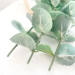 Künstlicher Eukalyptus Blattzweig gefälschte Geldpflanze Grünpflanze Nahaufnahme Detail.