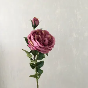 Vista di dettaglio dello stelo di fiore di peonia rosa artificiale con bocciolo per arredo.