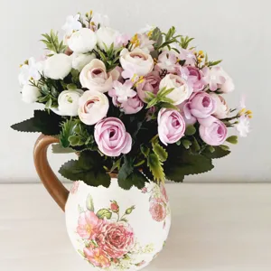 Composizione di fiori artificiali con vaso in ceramica per decorazione tavola casa