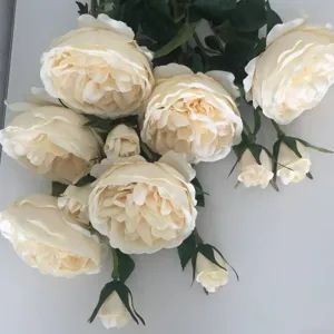 Primo piano dettaglio fiore peonia rosa artificiale,composizione floreale decorativa.