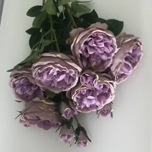 Dettaglio di bouquet di fiori artificiali rosa peonia, ideale per matrimoni e decorazioni.