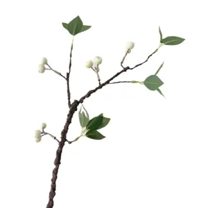 Ramo di fiori artificiali con foglie verdi e bacche bianche per arredamento e matrimonio.
