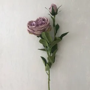 Dettaglio del ramo singolo di peonia artificiale, ideale per decorazioni nuziali e d'interni.