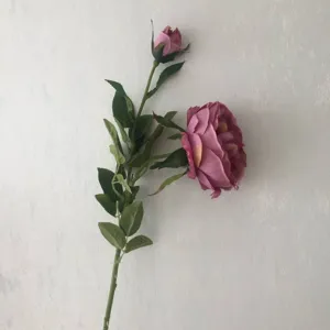 Primo piano dettaglio di fiore di rosa artificiale a stelo singolo per decorazione.
