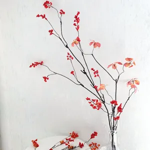Ramas de bayas rojas artificiales hojas de otoño arreglo floral en jarrón de vidrio decoración