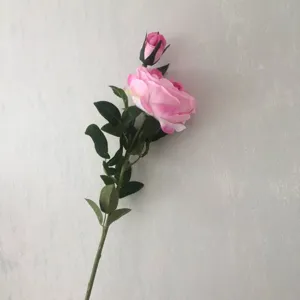 Dettaglio fiore peonia rosa artificiale singolo, ideale per decorazioni domestiche e matrimoni.
