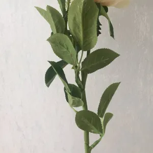 Vista dettagliata dello stelo di rosa artificiale con foglie verdi per decorazioni floreali.