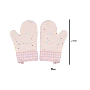 Guanti da forno da cucina in silicone resistenti al calore con granelli e polsini a quadri.