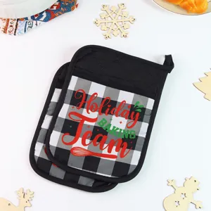 Set di presine e guanti da forno isolanti con motivo scozzese natalizio per cucina.