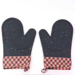 Guanti da forno in silicone resistenti al calore con polsini a quadri per cucinare.