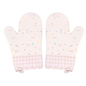 Guanti da forno in silicone dettaglio, guanti da cucina resistenti al calore con pois e quadri.