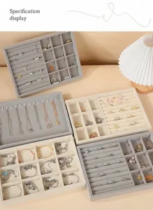 Caja de almacenamiento apilable de bandeja organizadora de joyas de terciopelo para anillos.