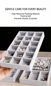 Detalle de bandeja de joyería de terciopelo gris, organizador de almacenamiento de anillos.
