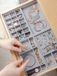 Bandeja organizadora de joyas de terciopelo con multiples compartimentos para anillos.