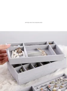 Caja organizadora de joyas de terciopelo gris apilable para anillos collares pendientes.