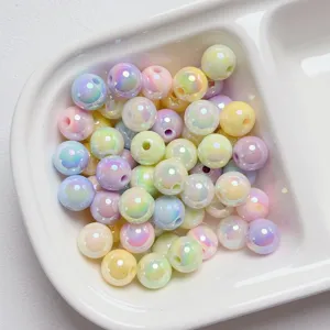 Nahaufnahme von 8-12mm irisierenden Perlen, ideal für DIY-Handyketten und Schmuckherstellung.
