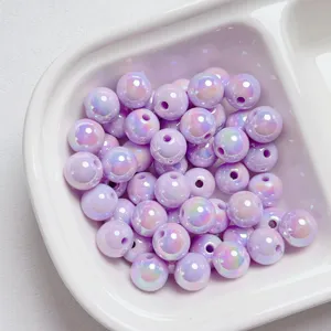 Nahaufnahme von lila schimmernden runden Perlen fuer DIY Schmuckherstellung Accessoires