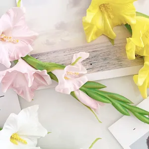 Detailansicht künstlicher Gladiolen, elegante Blumenarrangements Dekoration für Zuhause.