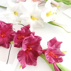 Detailansicht künstlicher Gladiolen Seidenblumen für elegante Hotel und Hochzeitsdekoration.